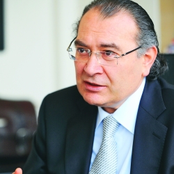 Καθηγητής Nevzat Tarhan